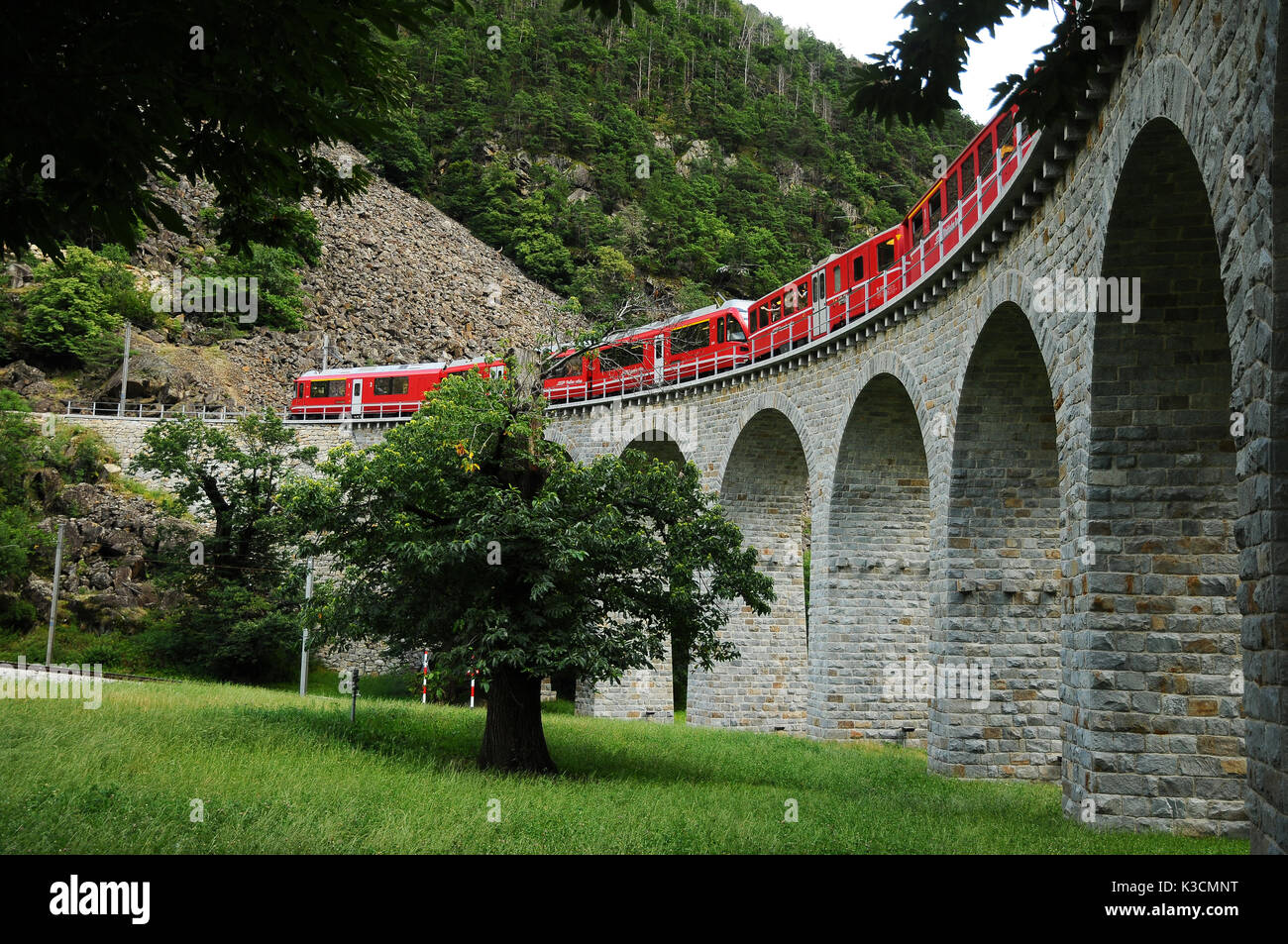 Schweizer Roten Zug Bernina Express Pass auf Brusio