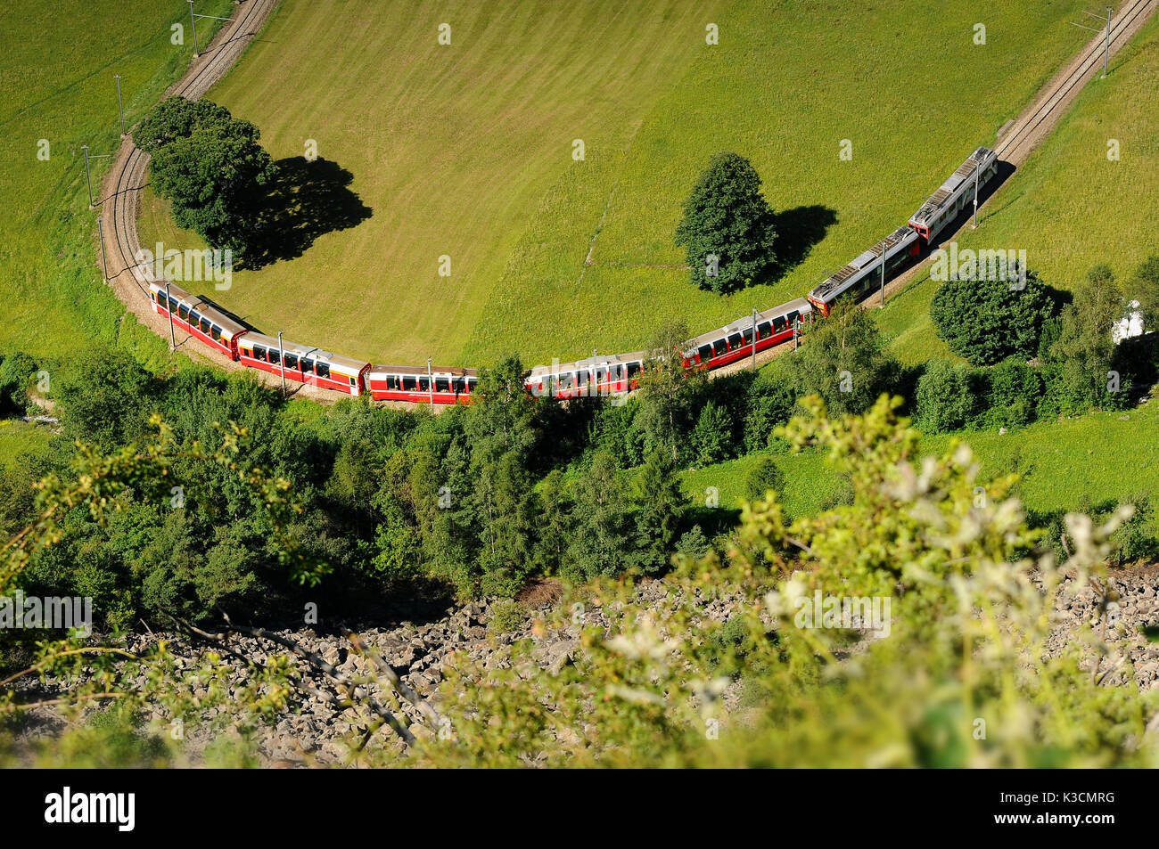Schweiz: Juli 2012, Swiss Mountain Red Train Bernina Express von Tirano nach St. Moritz in der Nähe von Landquart. Stockfoto