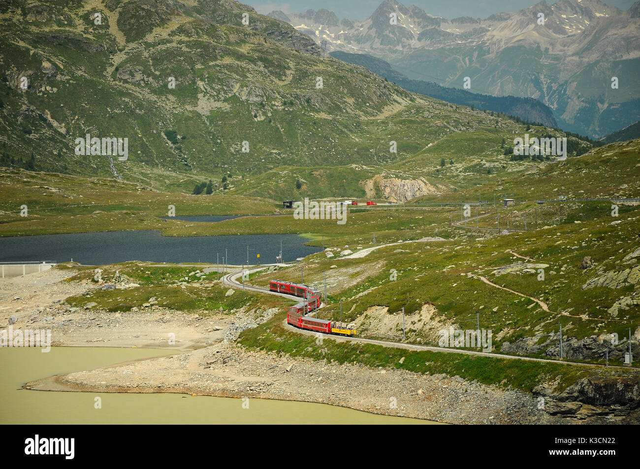 Berühmte rote alpine Zug Bernina Express von St. Moritz nach Tirano, vorbei an den Blanc See am Bernina Pass in der Schweiz Stockfoto