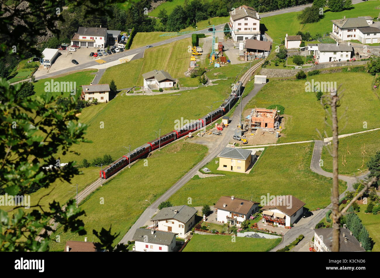 Schweiz: Juli 2012, Swiss Mountain Red Train Bernina Express von Tirano nach St. Moritz in der Nähe von Landquart. Stockfoto