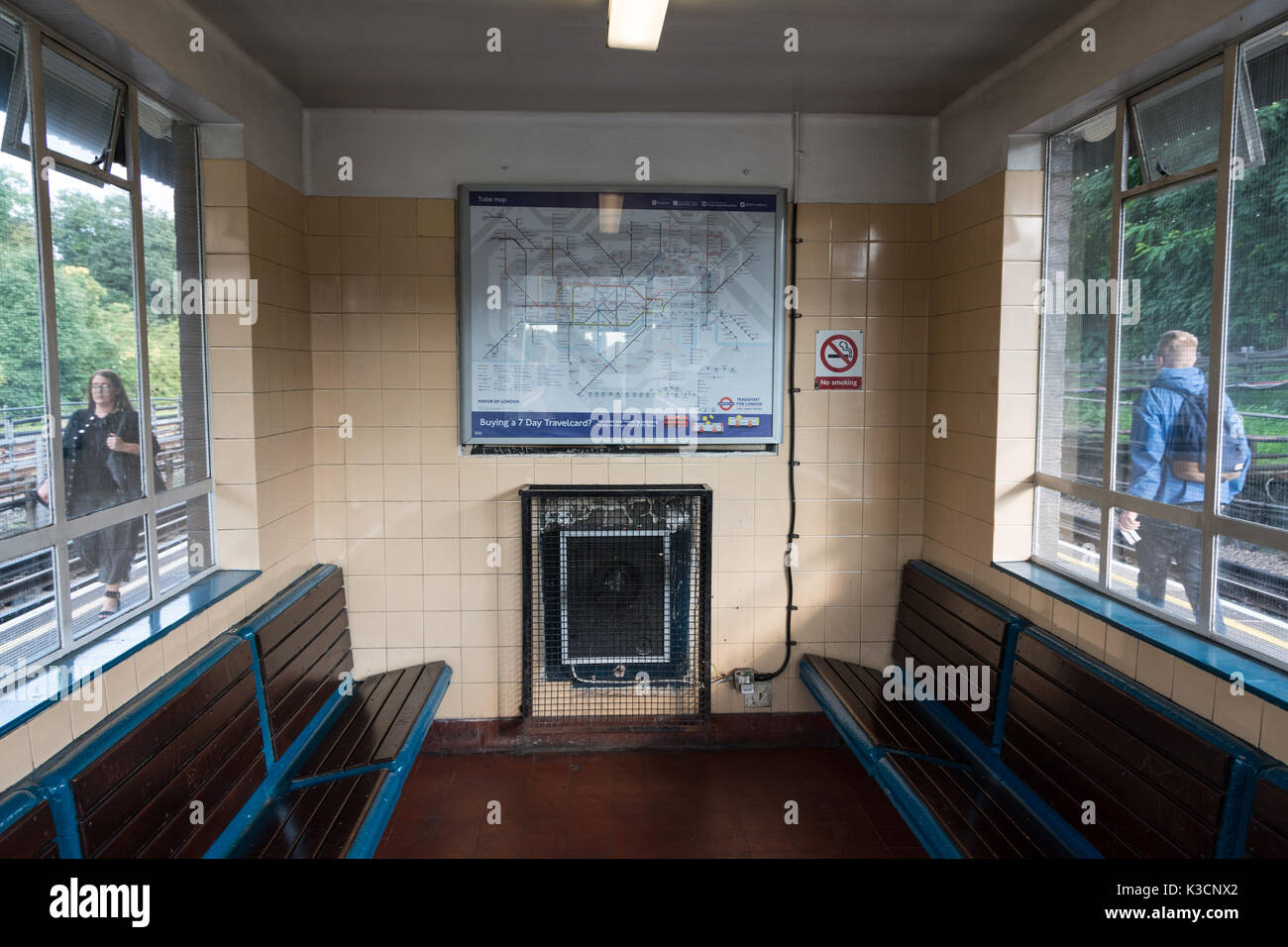 Wartezimmer in Acton Town U-Bahnstation der Piccadilly Line, London, UK Stockfoto