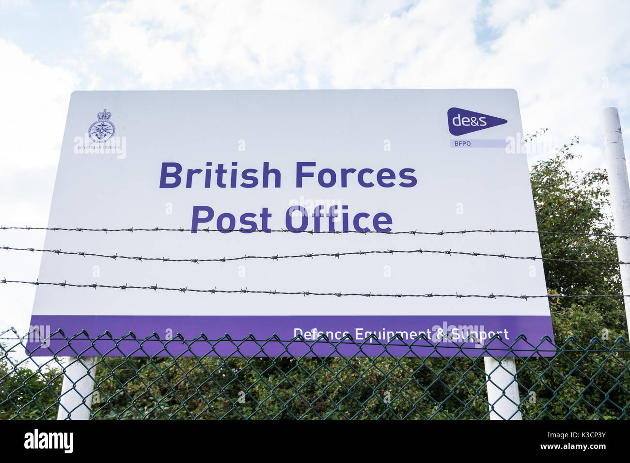 Beschilderung des British Forces Post Office (BFPO), RAF Northolt, South Ruislip, London Borough of Hillingdon, London, Vereinigtes Königreich. Stockfoto