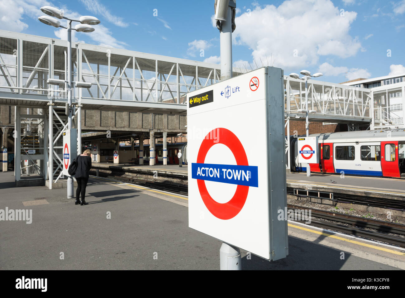 Acton Town Station in West London, Großbritannien Stockfoto