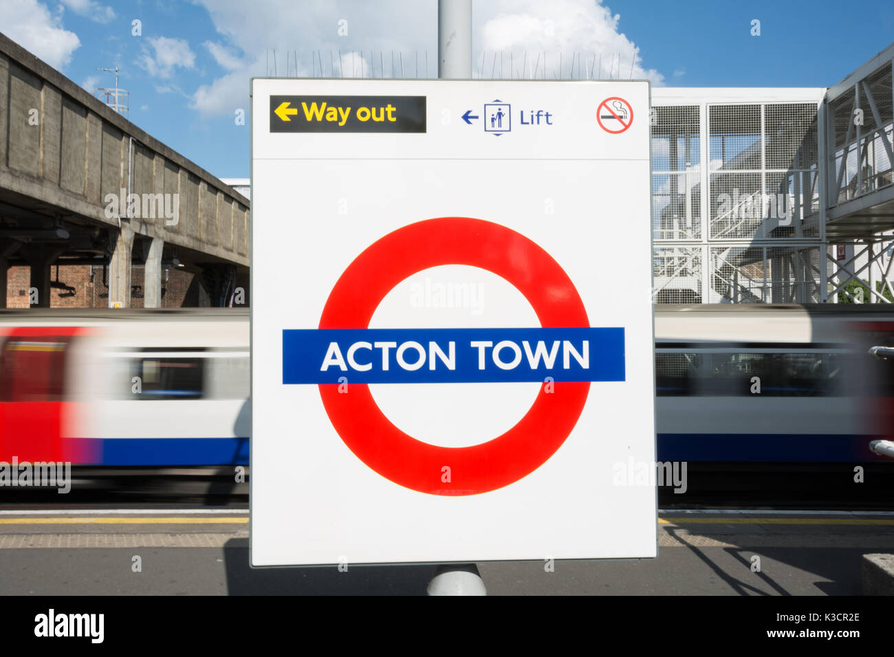 Runde auf dem Bahnsteig an der U-Bahnstation Acton Town im Westen Londons, Großbritannien Stockfoto