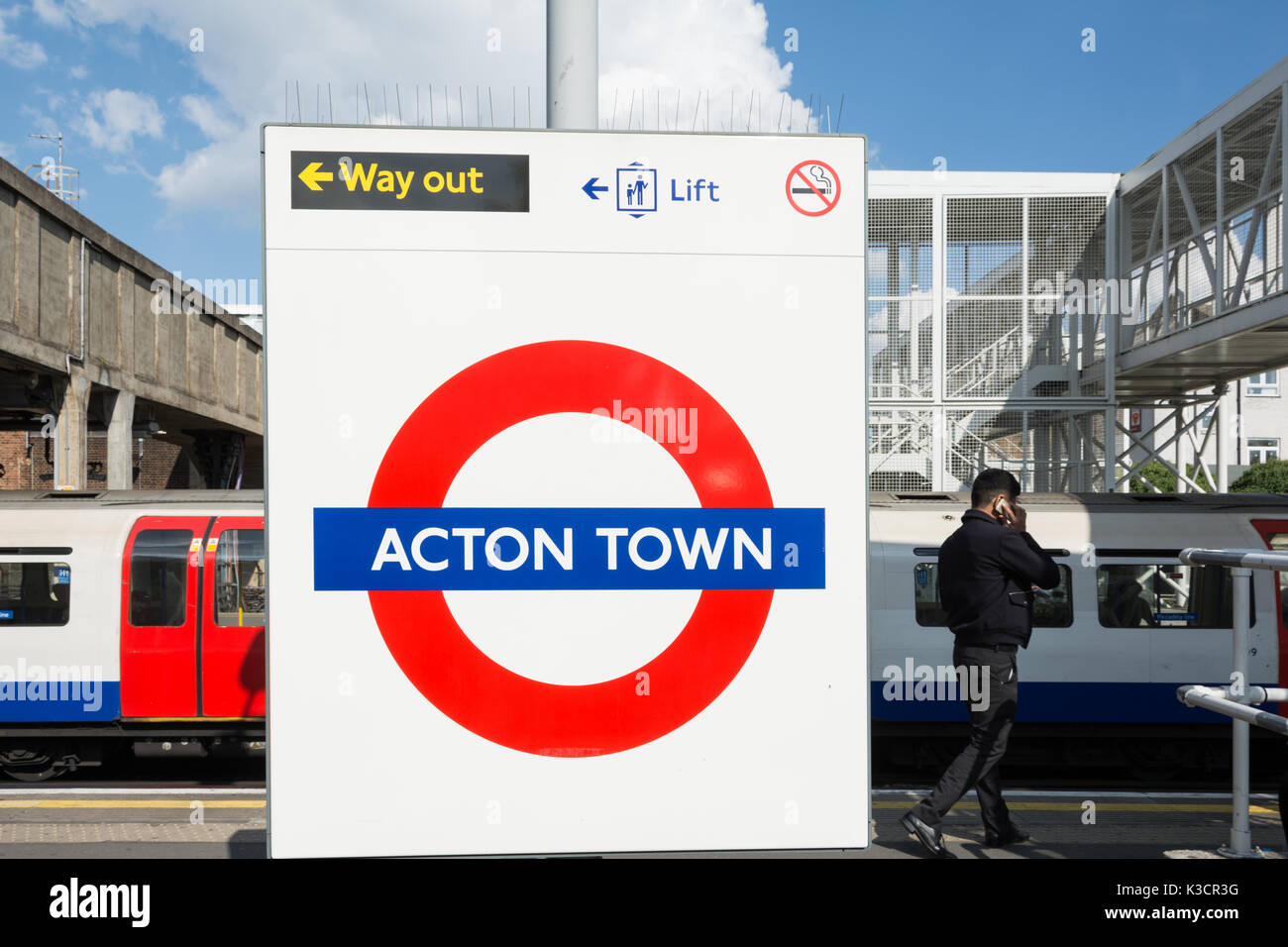 Bahnhof Acton Town und Roundel im Westen Londons, Großbritannien Stockfoto