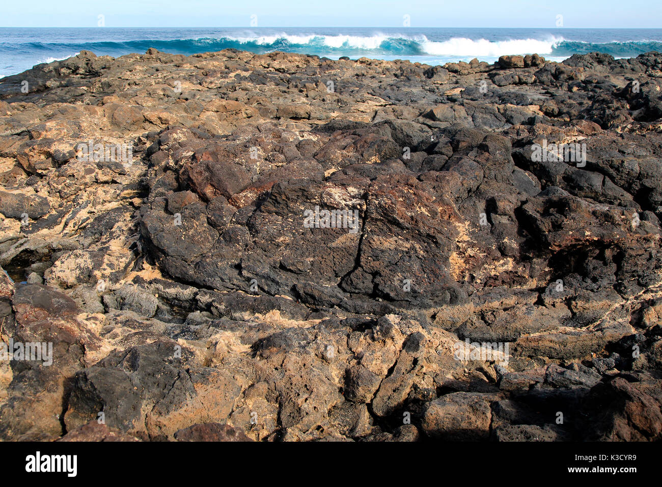 Lavastrom vulkanischen Felsen am Strand in der Nähe von Majanicho auf der Nordküste von Fuerteventura, Kanarische Inseln, Spanien Stockfoto