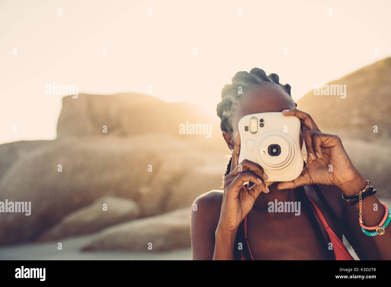 Afrikanische amerikanische Frauen fotografieren am Strand. Junge Frau mit der Kamera an einem sonnigen Tag. Stockfoto