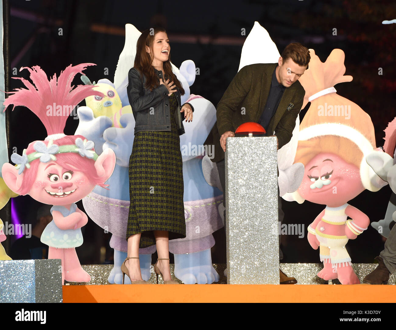 Foto muss Gutgeschrieben © Alpha Presse 079965 29/09/2016 Justin Timberlake und Anna Kendrick Trolle Film Fotoshooting am London Eye Southbank London Stockfoto