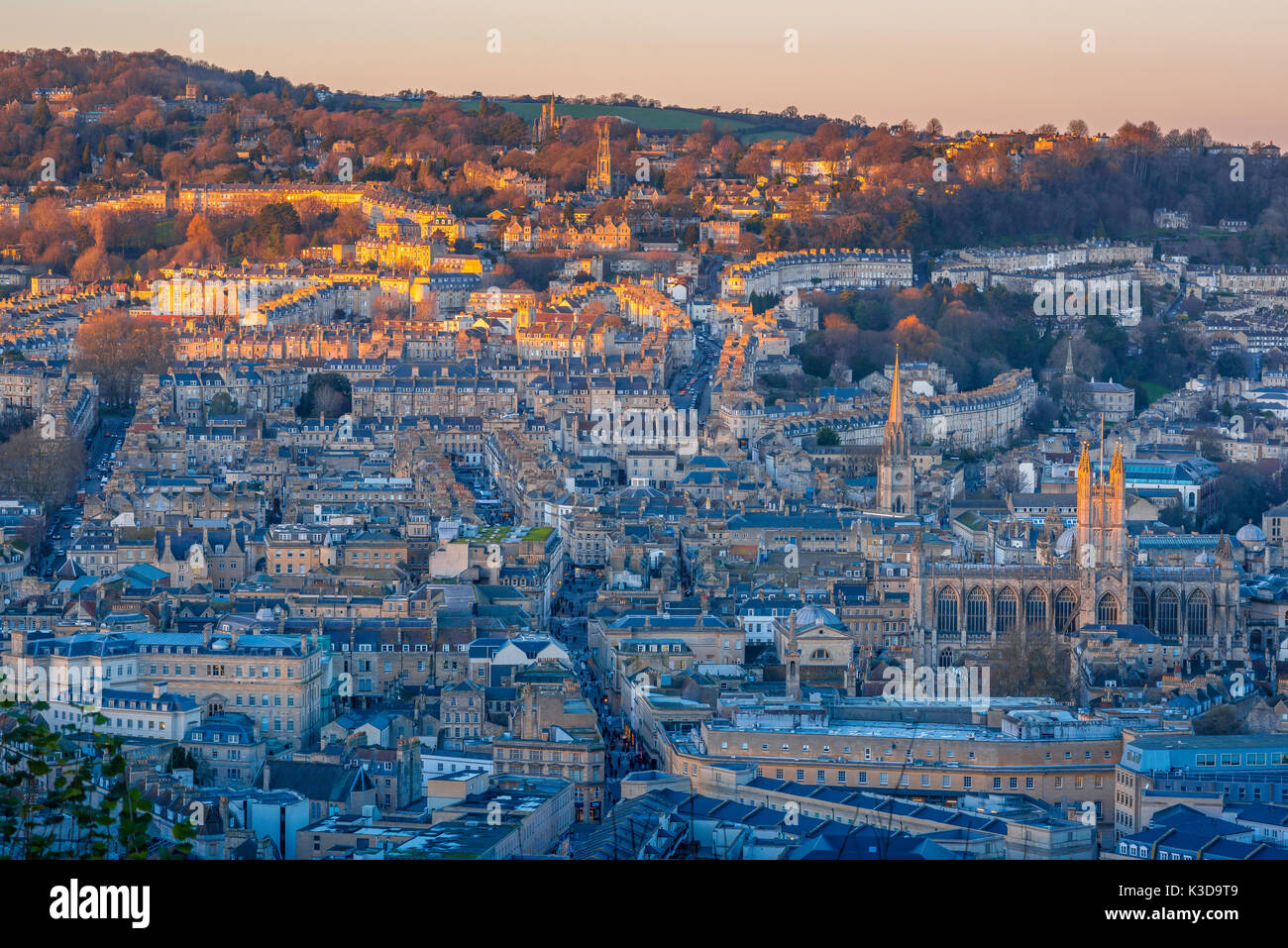 Bath UK City, Luftansicht der Stadt Bath, die das letzte Licht des Sonnenuntergangs fängt, Somerset, England, Großbritannien Stockfoto