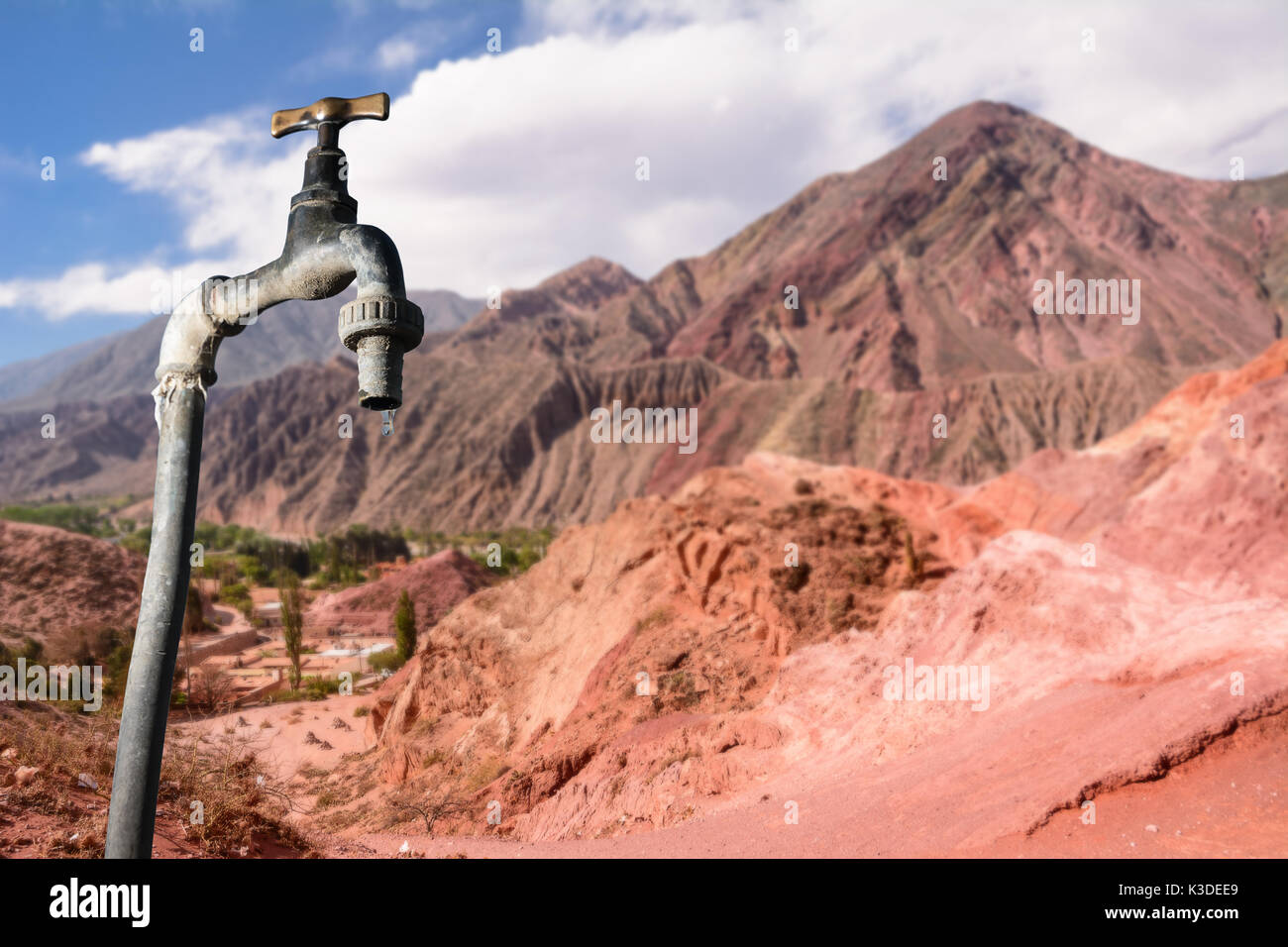 Der Wasserhahn tropft und trockenen Umgebung im Hintergrund Stockfoto