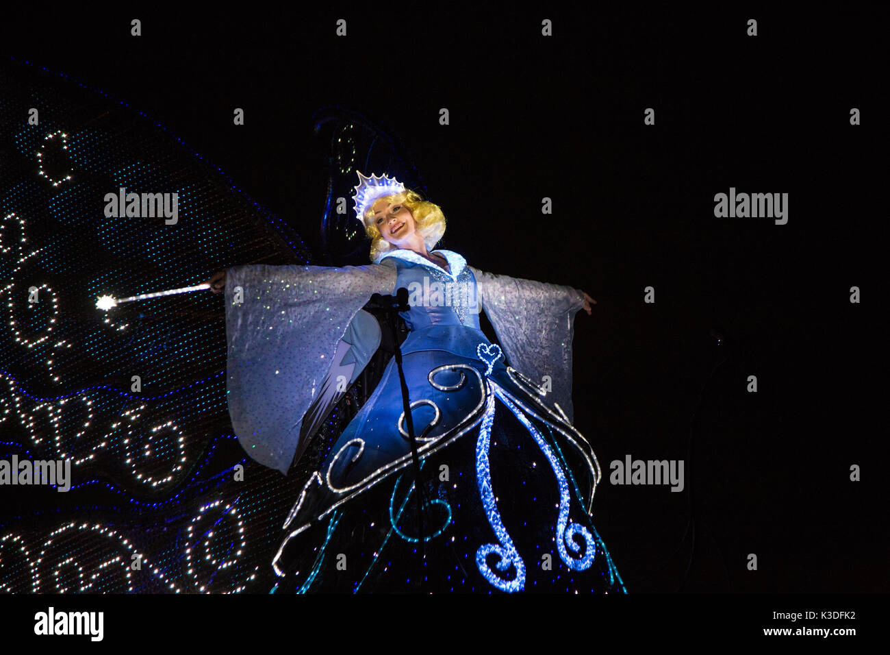 Tokyo Disneyland Lichtshowparade Dreamlights im Tokyo Disneyland, wo alle ihre Lieblings-Disney-Figuren zum Leben auf Parade kommen schwimmt Stockfoto