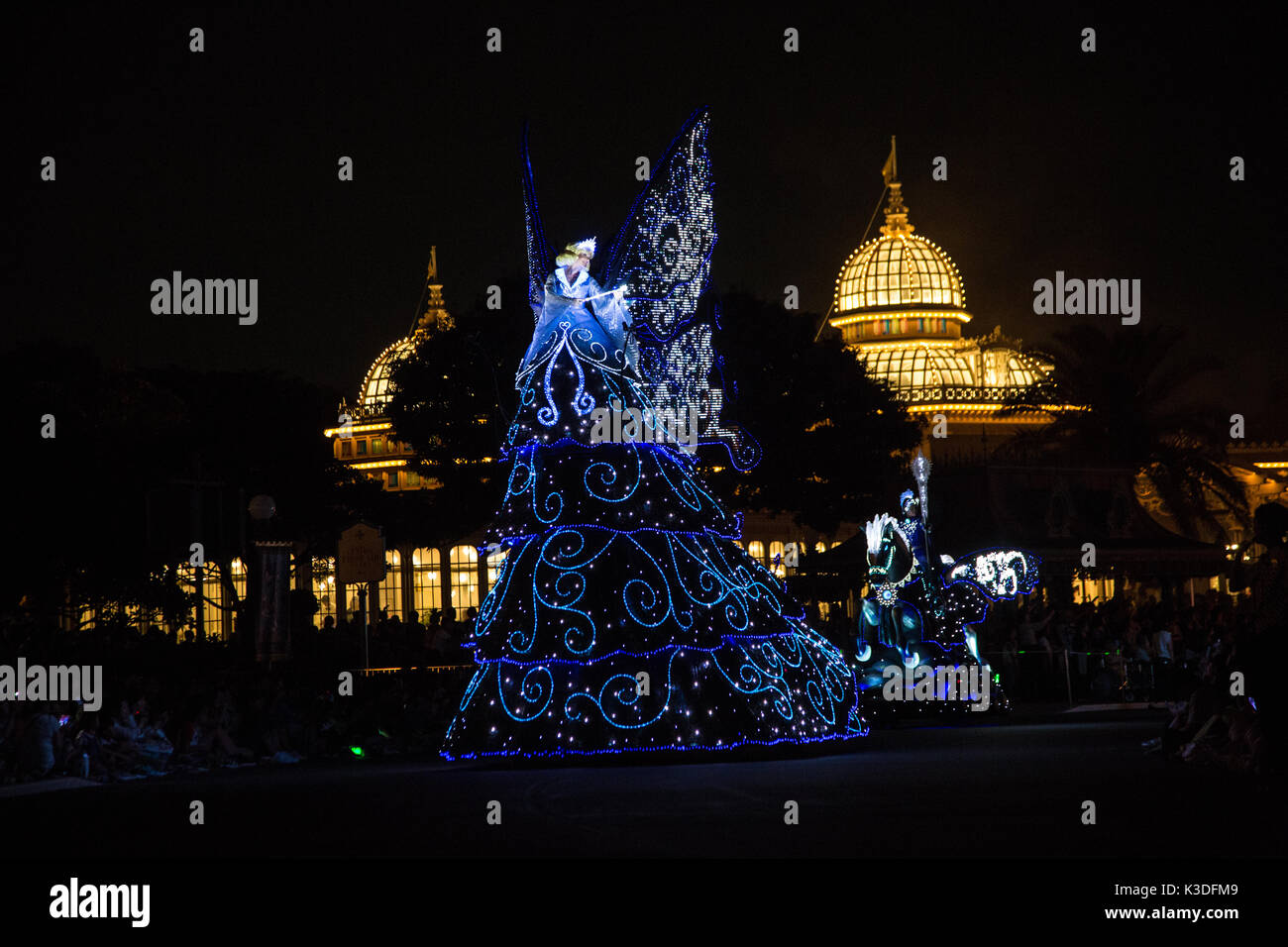 Tokyo Disneyland Lichtshowparade Dreamlights im Tokyo Disneyland, wo alle ihre Lieblings-Disney-Figuren zum Leben auf Parade kommen schwimmt Stockfoto