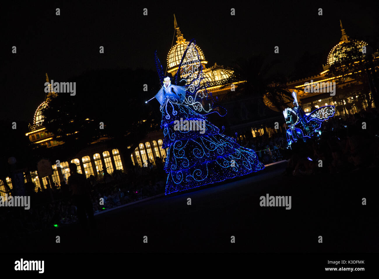 Tokyo Disneyland Lichtshowparade Dreamlights im Tokyo Disneyland, wo alle ihre Lieblings-Disney-Figuren zum Leben auf Parade kommen schwimmt Stockfoto