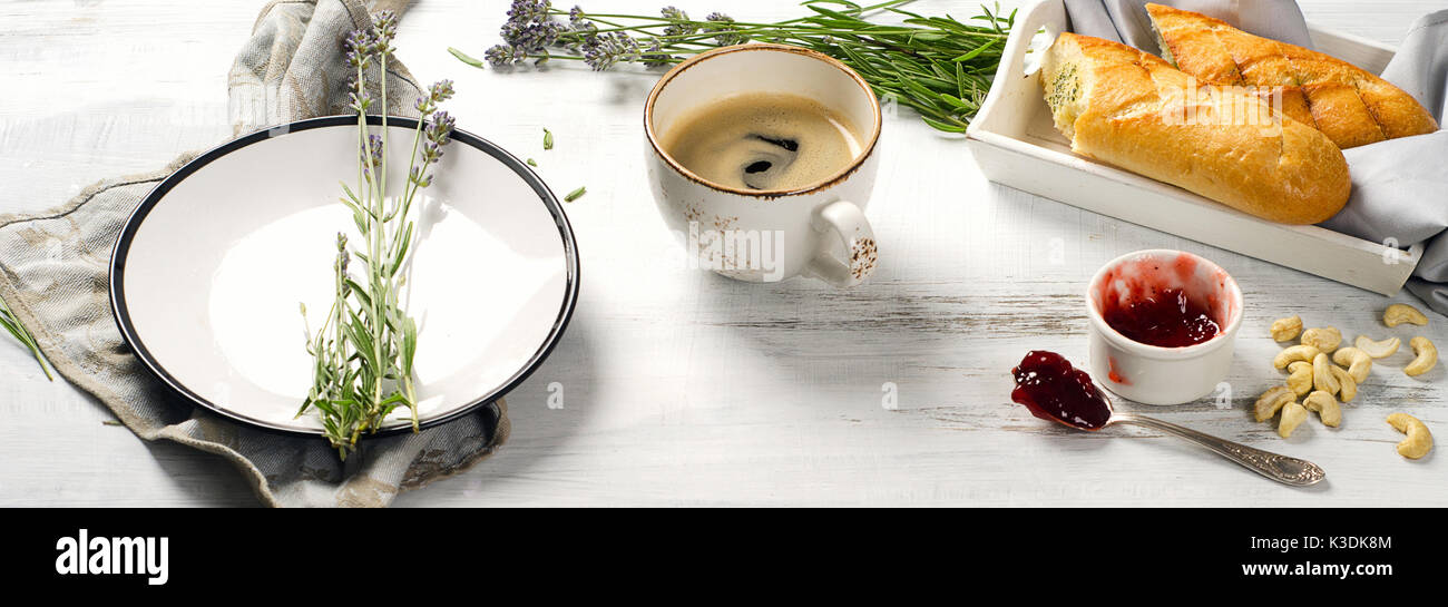 Frühstück mit Kaffee auf weissem Holztisch. Kinfolk Still Life Stockfoto
