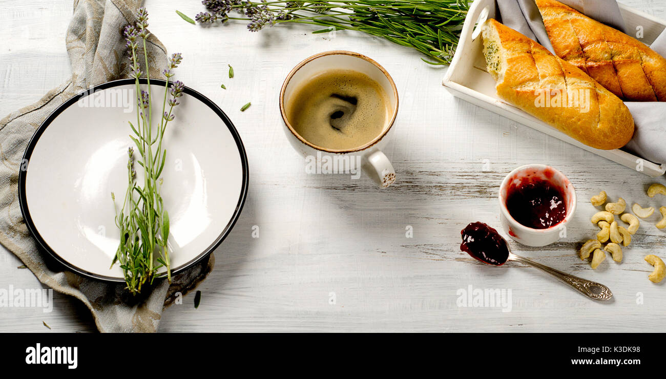Frühstück mit Kaffee auf weissem Holztisch. Kinfolk Still Life Stockfoto