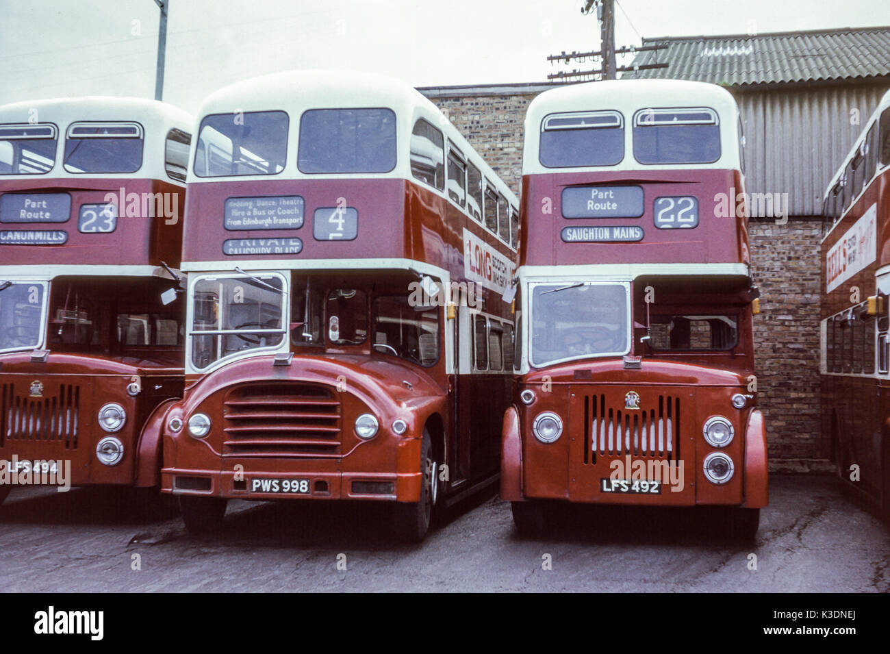 Schottland, Großbritannien - 1973: Vintage Bild der Busse im Jahr 1973. Edinburgh Leyland PD 2/20 Flotte Nr. 494 (Registrierung LFS 492 und LFS 494)) und Leyland PD 3/2 Flotte 998 (regisration PWS 998). Stockfoto