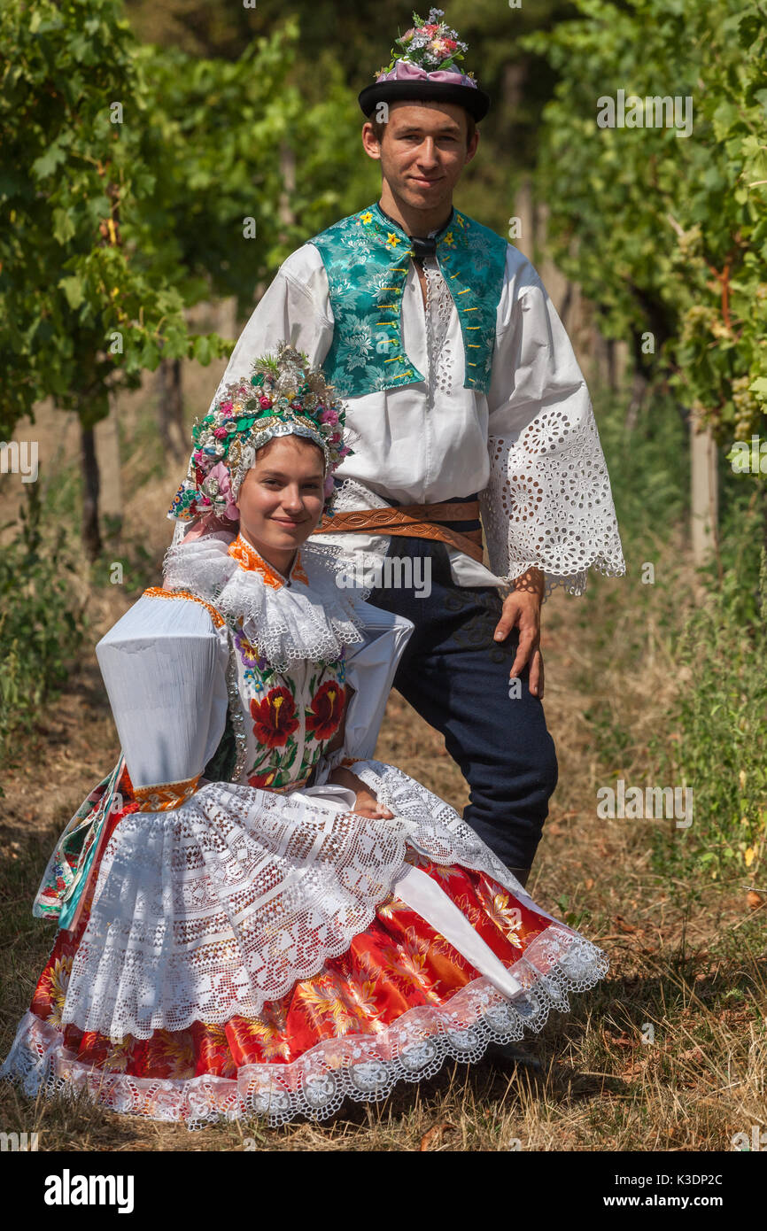 Blatnice pod Svatym Antoninem, Südmähren, Tschechische Republik, Paar mit Volkstrachten im Weinberg, mährische Folklore traditionelle Kleidung Stockfoto