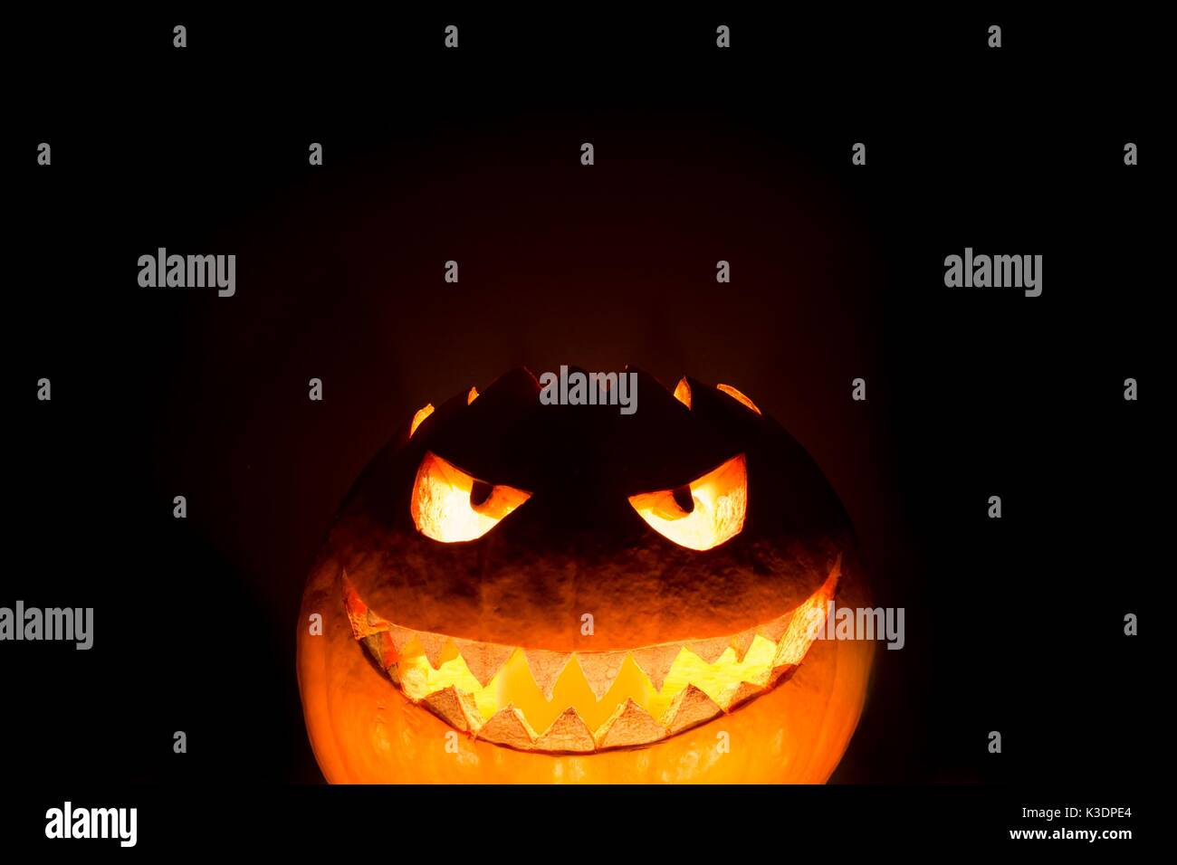 Unten halloween kürbis Lächeln mit Heiß brennenden Feuer Augen Mund ... Unten halloween kürbis Lächeln mit Heiß brennenden Feuer Augen Mund ...