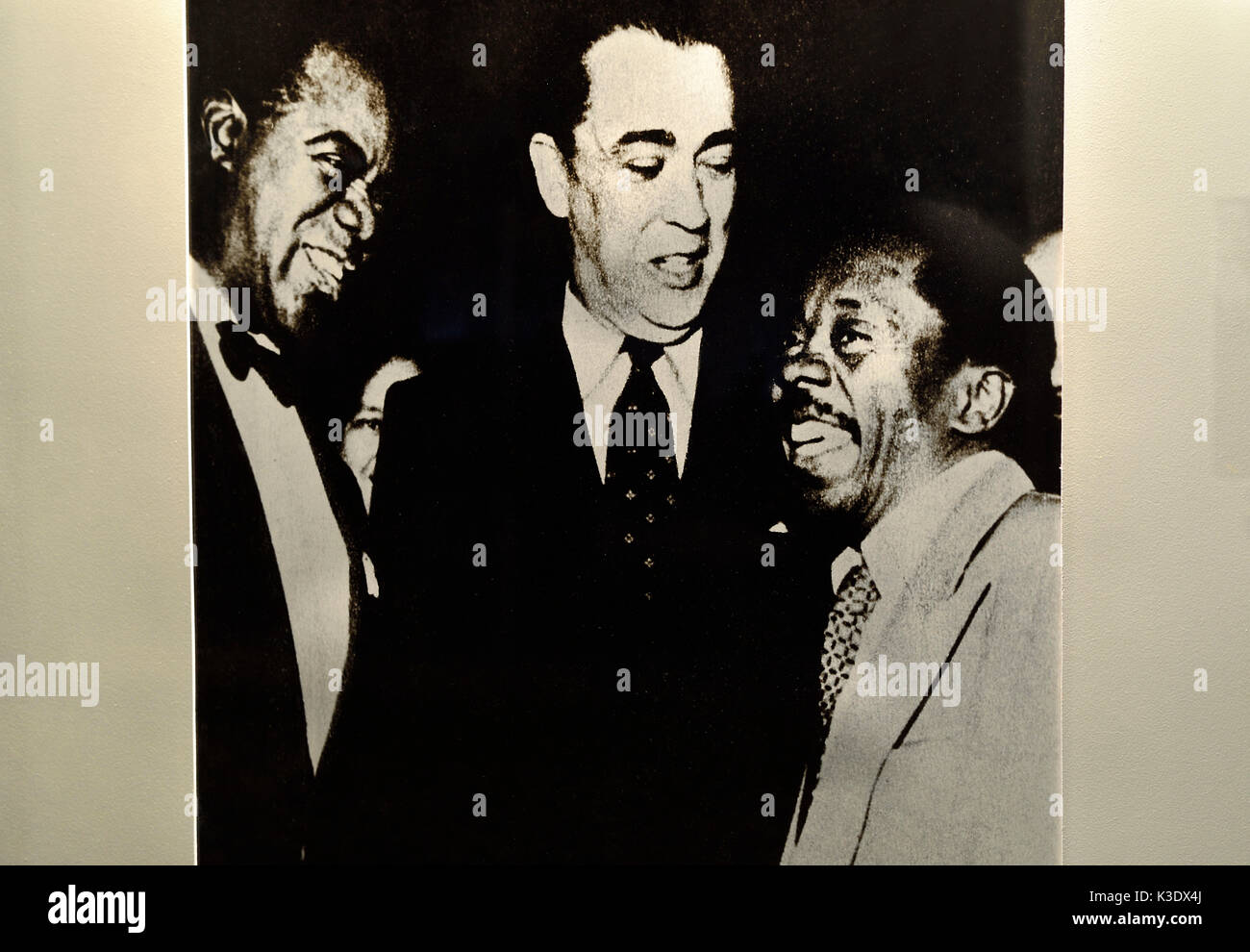 Brasilien, Brasilien, historischen schwarz-weiß Foto von Juscelino Kubitschek mit Louis Armstrong und die brasilianische Schauspieler Otelo in einer Ausstellung in der Gedenkstätte, JK Stockfoto