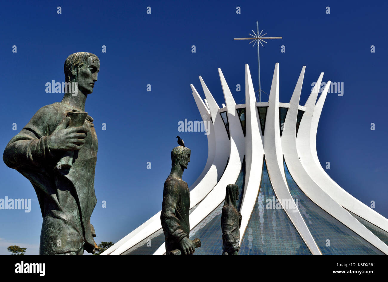 Brasilien, Brasilien, die Kathedrale von Nossa Senhora Aparecida mit Evangelisten statuen davor, von Oscar Niemeyer entworfen wurde, Stockfoto