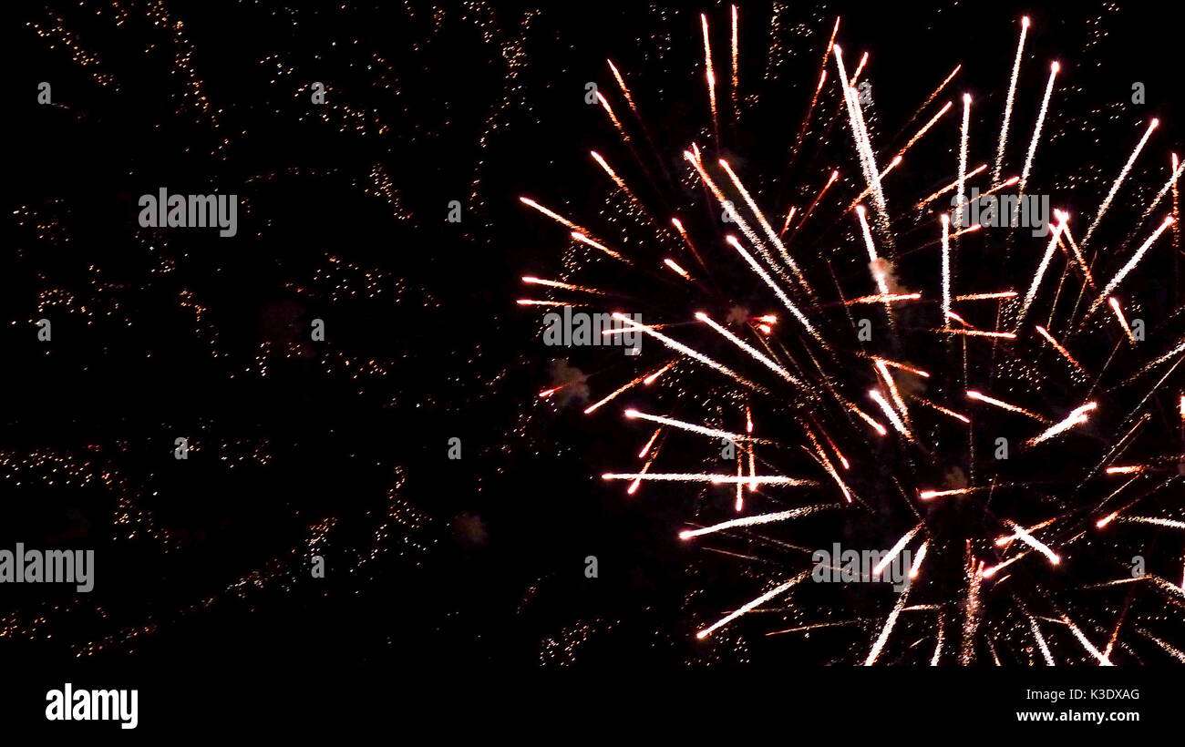 Farbige Feuerwerk in den Nachthimmel, Stockfoto