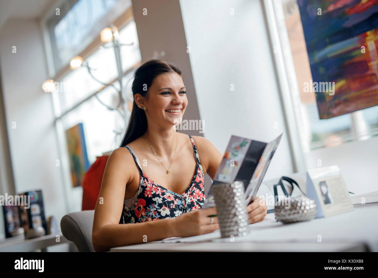 Hübsche Frauen suchen im Menü im Restaurant Stockfoto