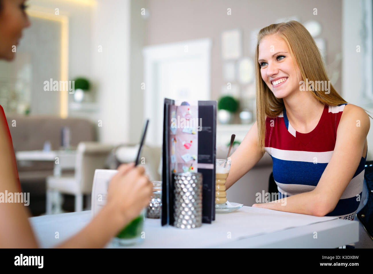 Frauen sprechen in Restaurant Stockfoto