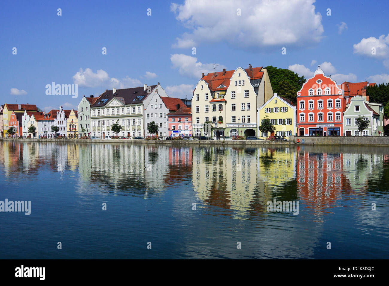 Farbige Fassaden der Häuser in der Altstadt von Landshut, Bayern
