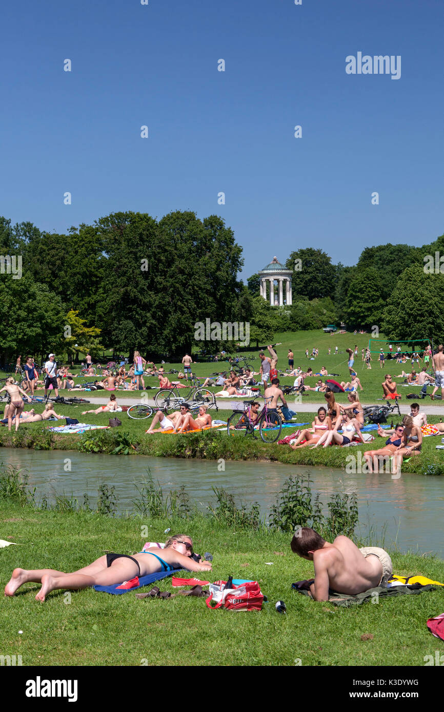 Sommer In Den Schwabinger Bach Englischen Garten Mit Dem