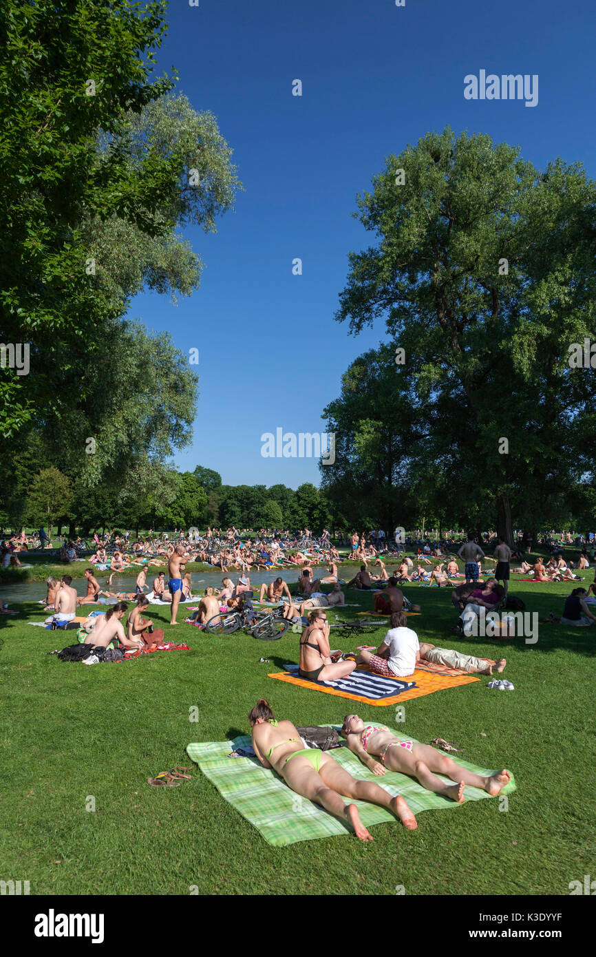 Sommer In Den Schwabinger Bach Englischer Garten Munchen