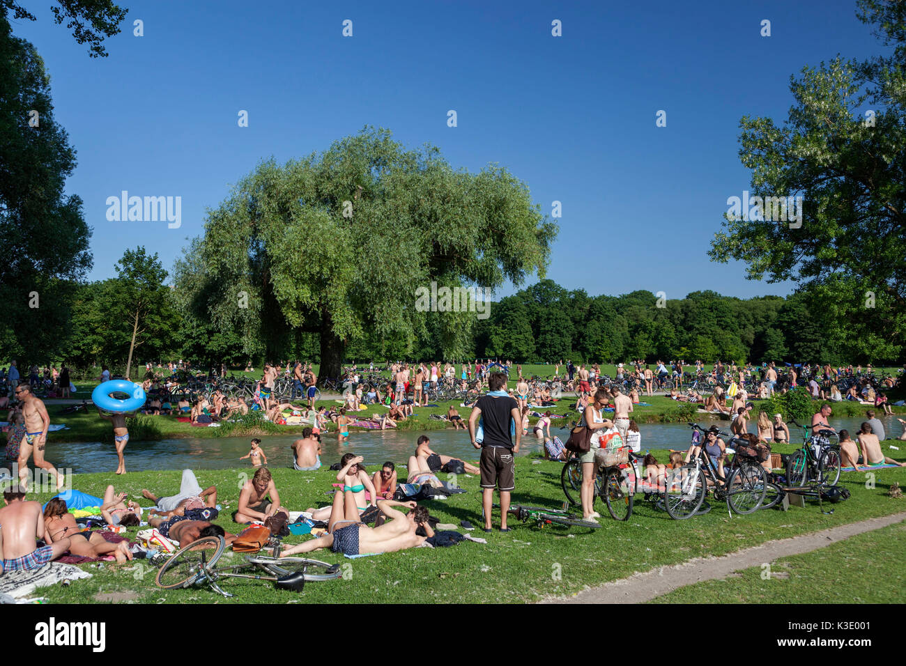 Sommer In Den Schwabinger Bach Englischer Garten Munchen