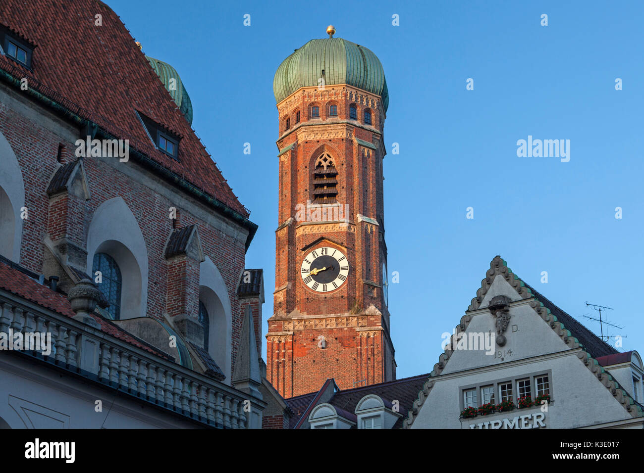 Kirche Unserer Lieben Frau zwischen Deutschen Jagdmuseum und Angeln Museum und Hirmer, München, Oberbayern, Bayern, Deutschland, Stockfoto