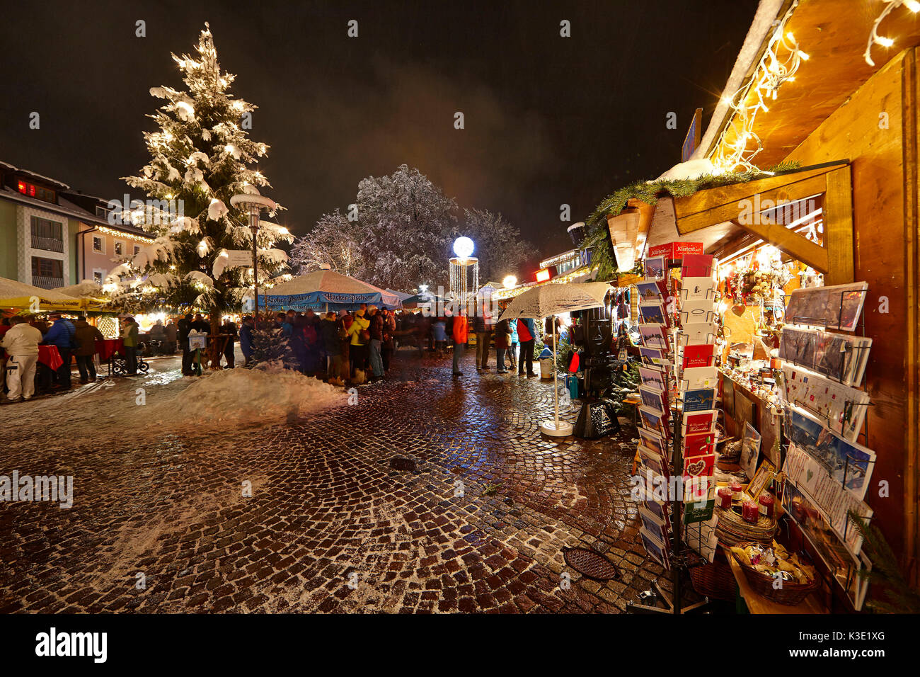 Weihnachtsmarkt Garmisch-Partenkirchen in der Nacht, Stockfoto