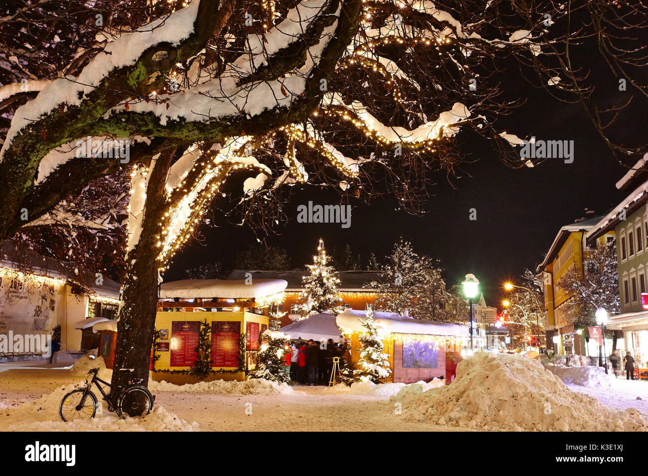 Weihnachtsmarkt Garmisch-Partenkirchen in der Nacht, Stockfoto