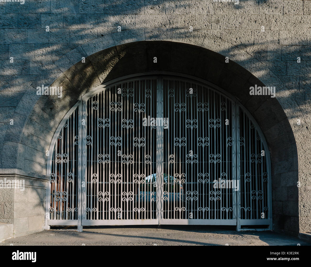 Arch und Metal Gate Stockfoto