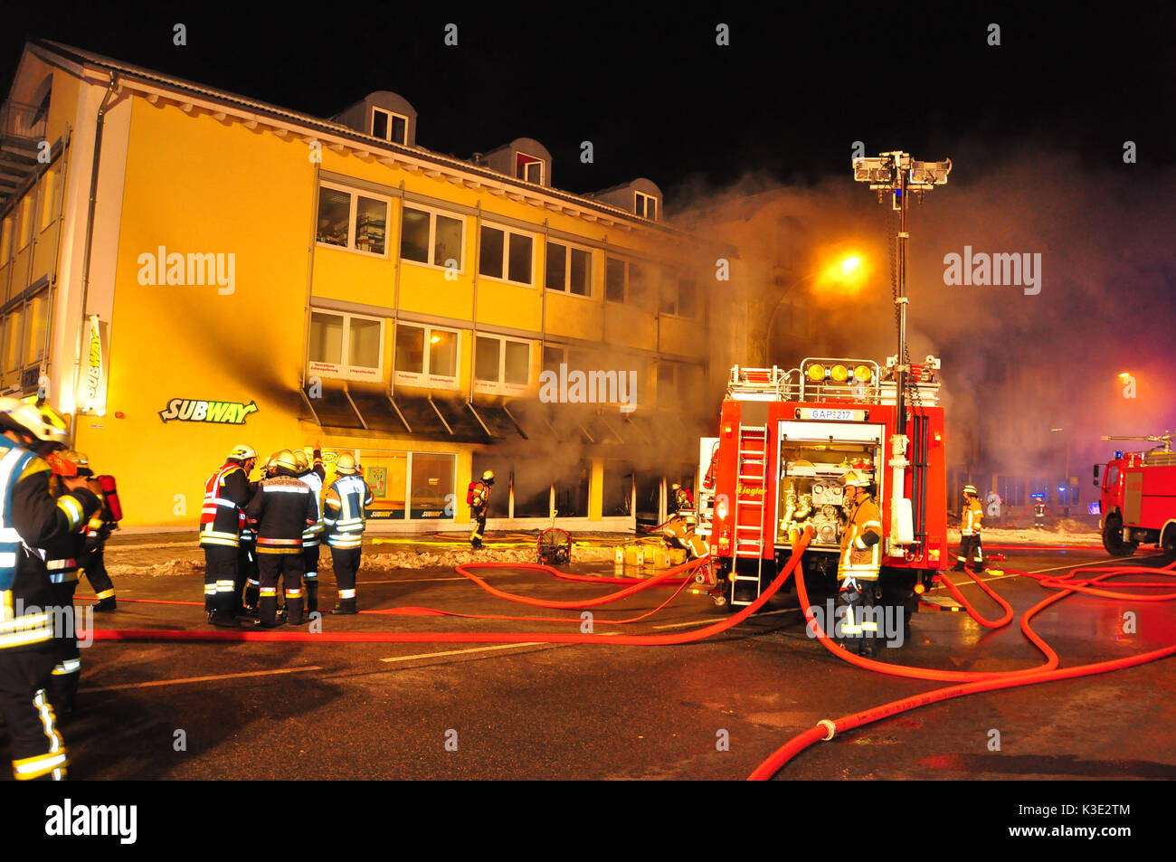 Feuerwehr, gewerbliche Gebäude, Feuersbrunst, Nacht, Stockfoto