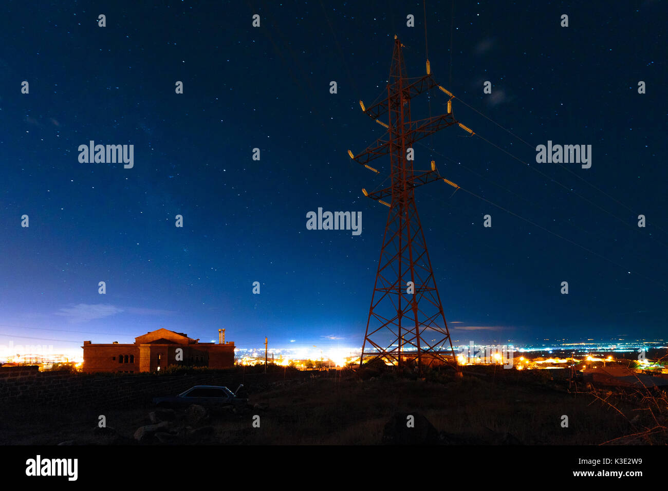 Sterne im Nachthimmel über Eriwan, Armenien Stockfoto