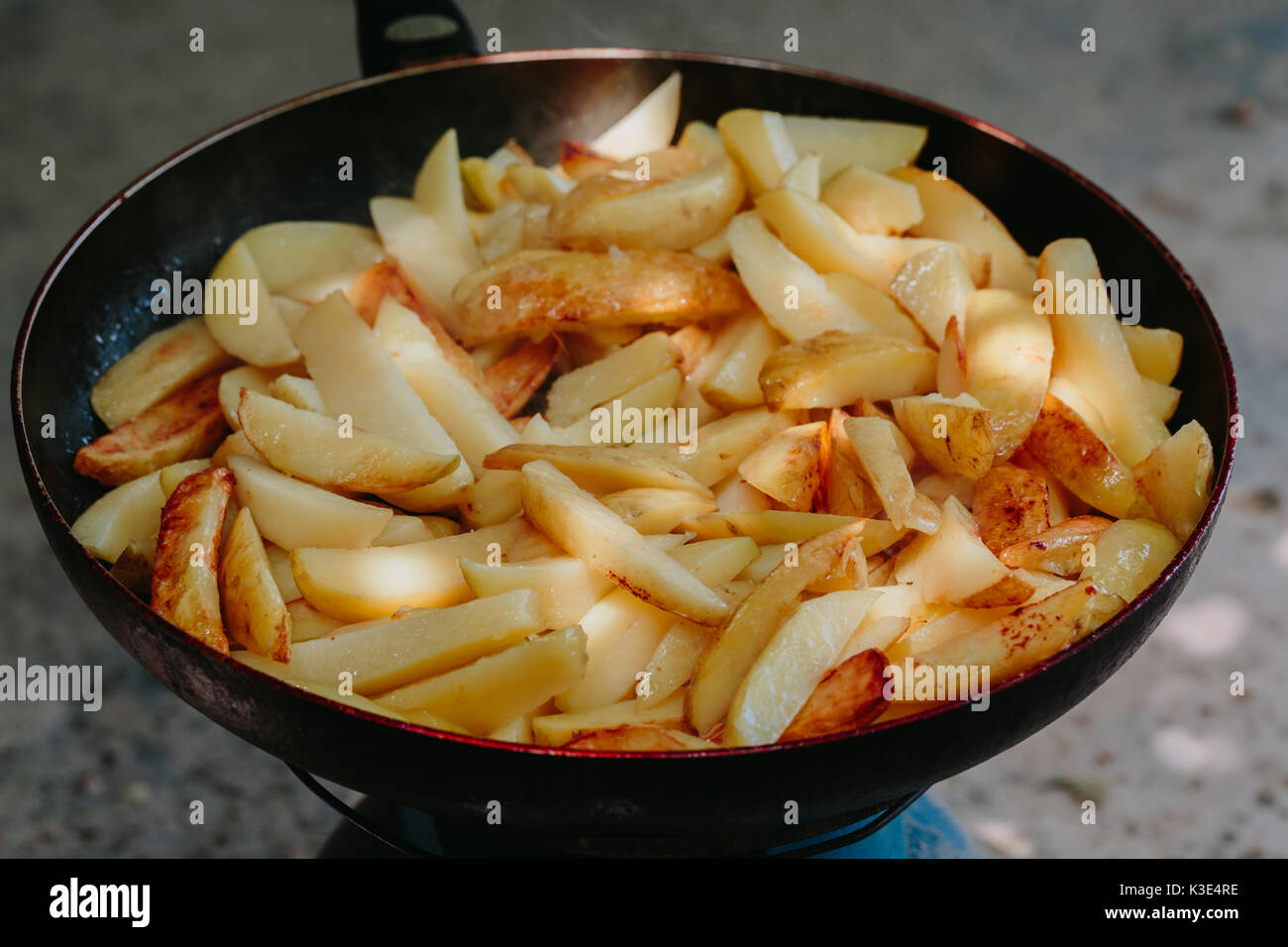Bratkartoffeln in der Pfanne Stockfoto
