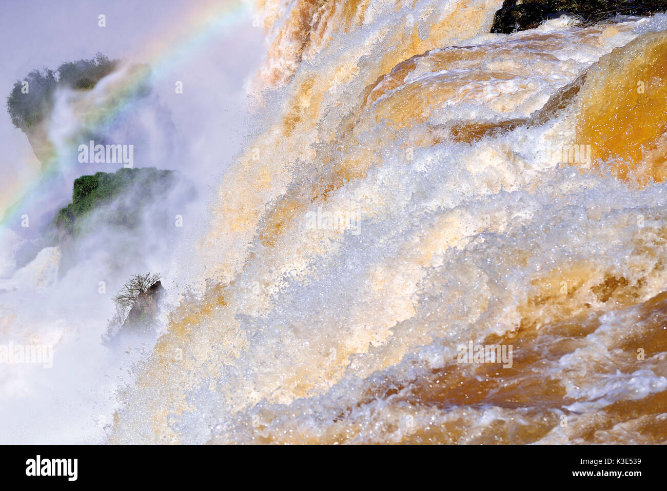 Argentina, Iguazu National Park, Blick auf Herbst Schritt einer Polternden Kaskade der Iguazu Wasserfälle nach dem Regen Stockfoto