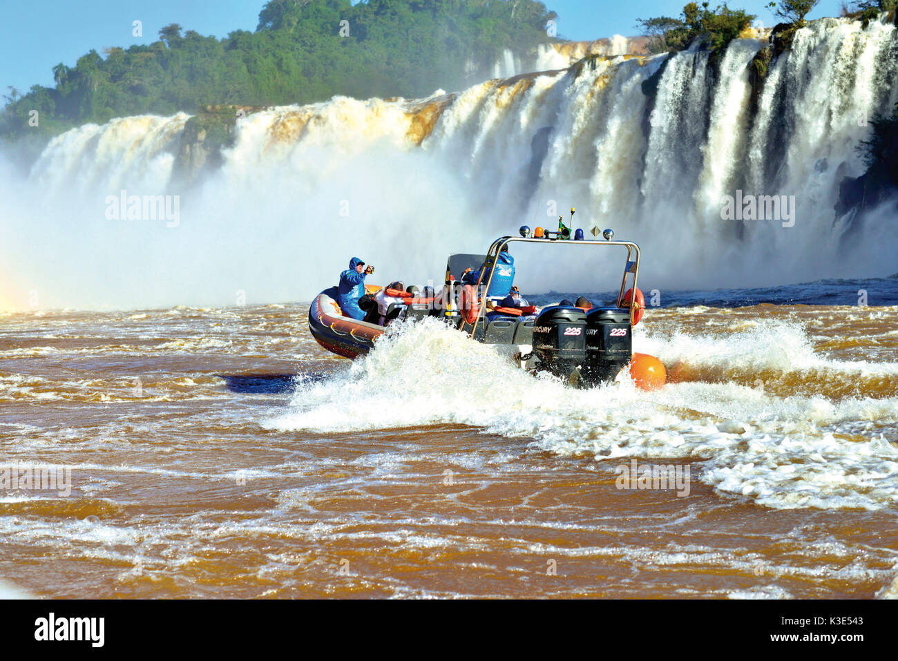 Brasilien, IguaÃ§u Nationalpark, Hartgummi Schnellboot mit Touristengruppe, Iguazu FÃ¤lle auf argentinischer Seite Stockfoto
