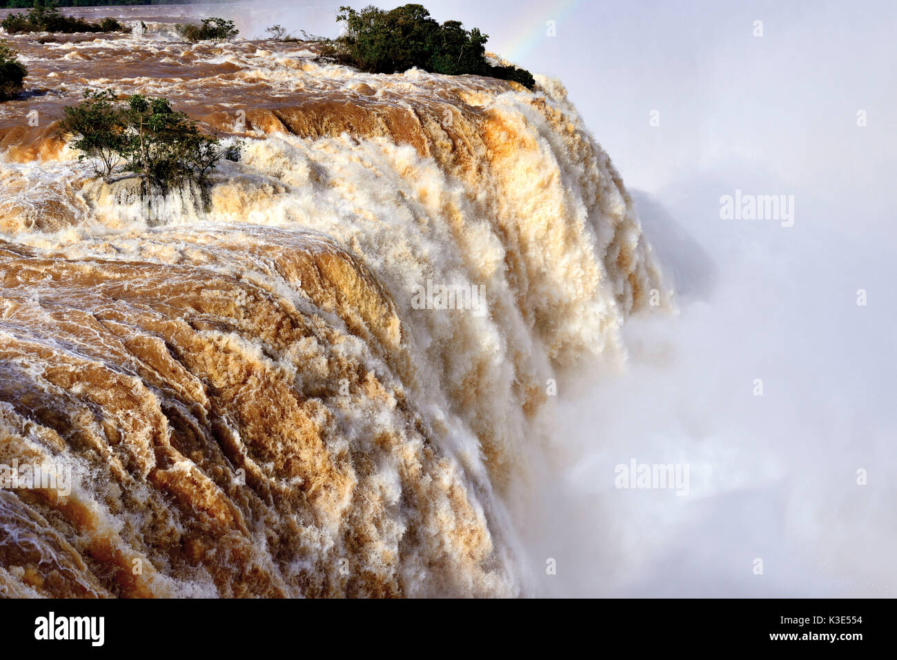 Brasilien, ParanÃ¡, iguaçu Nationalpark, Kaskade der IguaÃ§u-FÃ¤lle mit Rekordwasserstand nach heftigen RegenfÃ¤allen Stockfoto