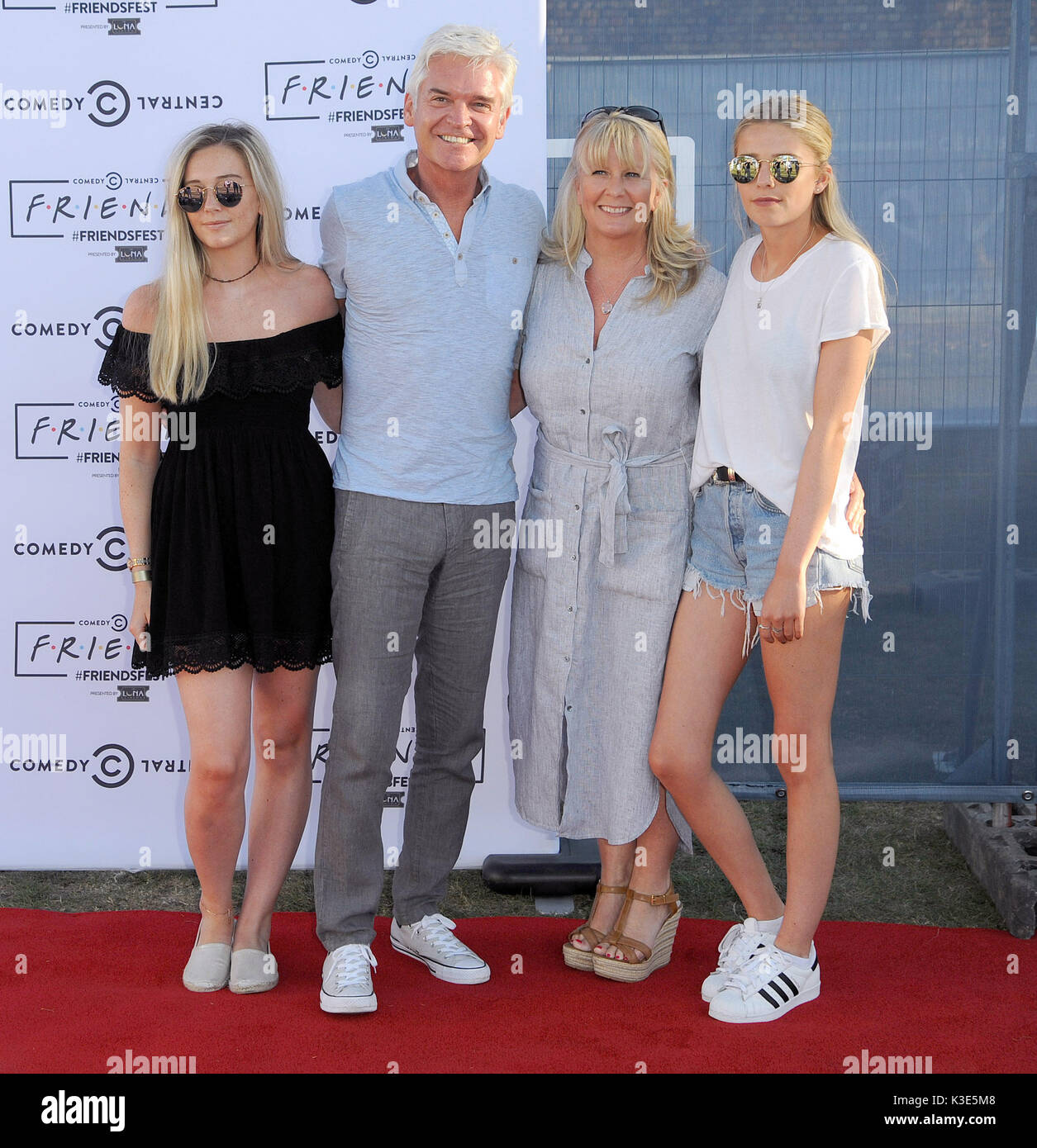 Foto muss Gutgeschrieben © Alpha Presse 078237 23/08/2016 Phillip Schofield und Frau Stephanie mit Töchtern Molly Lowe und Ruby Lowe auf der Comedy Central FriendsFest Launch Party in Angaben zum Park, Hoxton, London. Stockfoto