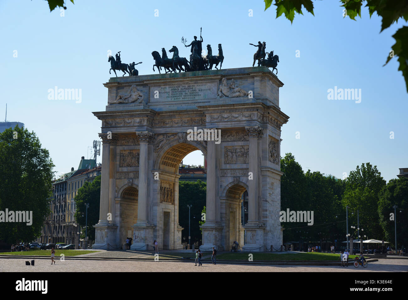 Schöne Arco del Tempo auf der Piazza Sempione, der Eingang zum berühmten Parco Sempione, dem grünen Herzen von Mailand in Italien. Stockfoto