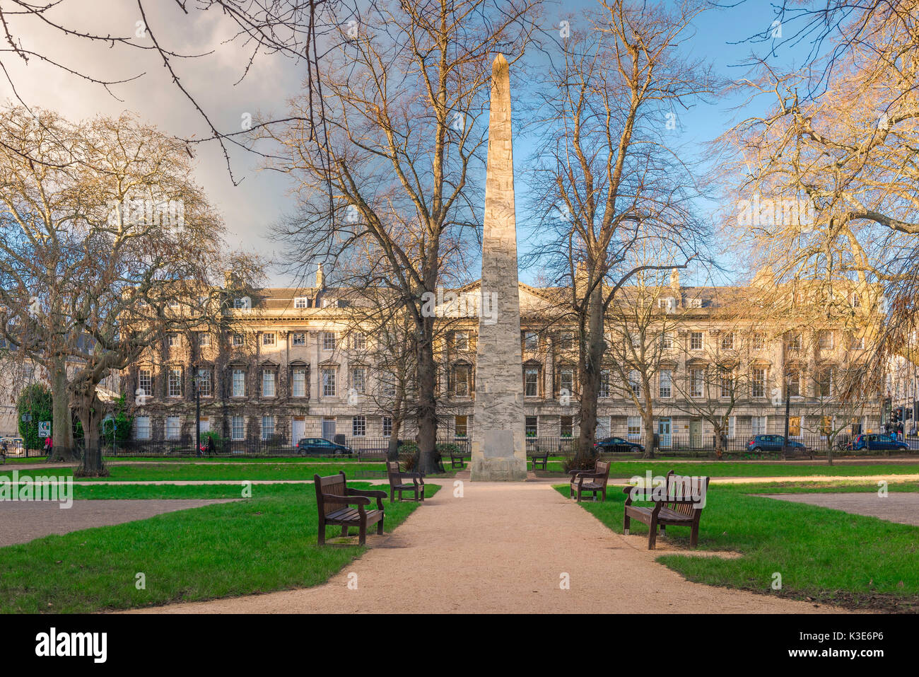 Queen Square Badewanne UK, der Obelisk und Garten in Queen Square, Bath, England, von dem Architekten John Wood im Jahr 1738 konzipiert. Stockfoto