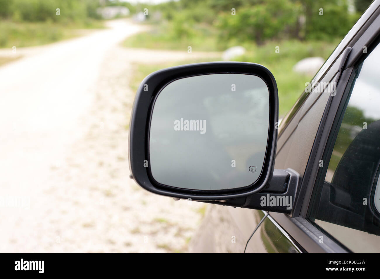 Ein großes Quadrat Spiegel auf einem schwarzen Van, SUV oder Auto mit leeren Reflexion Stockfoto