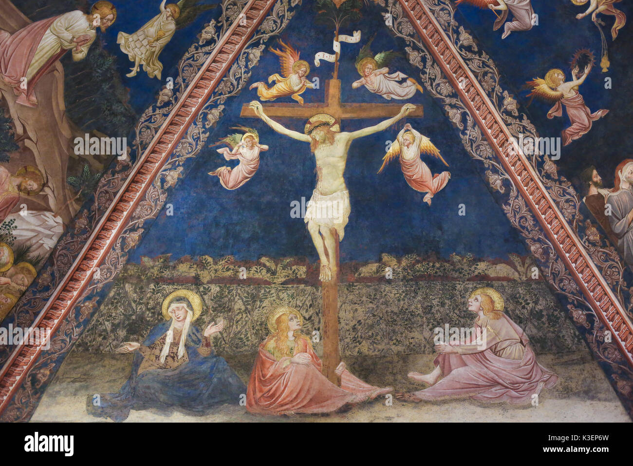 Fresko (1450) von leinberger im Siena Baptisterium San Giovanni in der Kathedrale von Siena, das Jesus am Kreuz Stockfoto