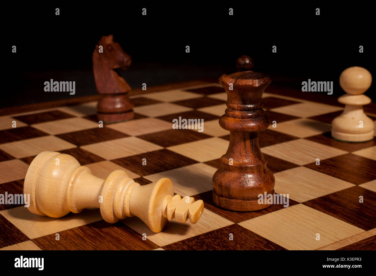 Checkmate auf Schachbrett Stockfoto