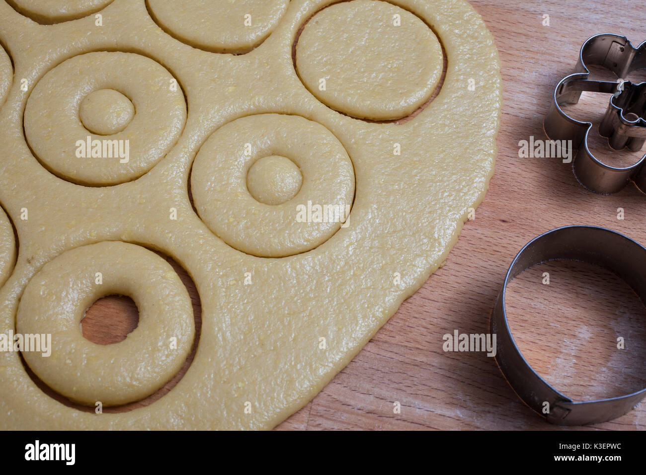Kekse mit Marmelade selbstgemacht - Prozess Stockfoto