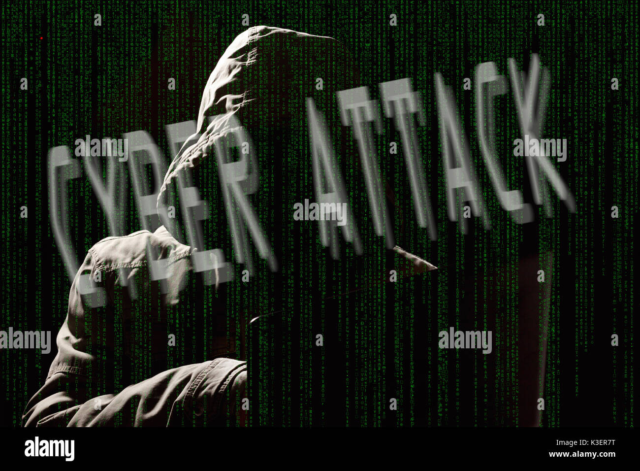 Hacker Silhouette mit Matrix Code Stockfoto