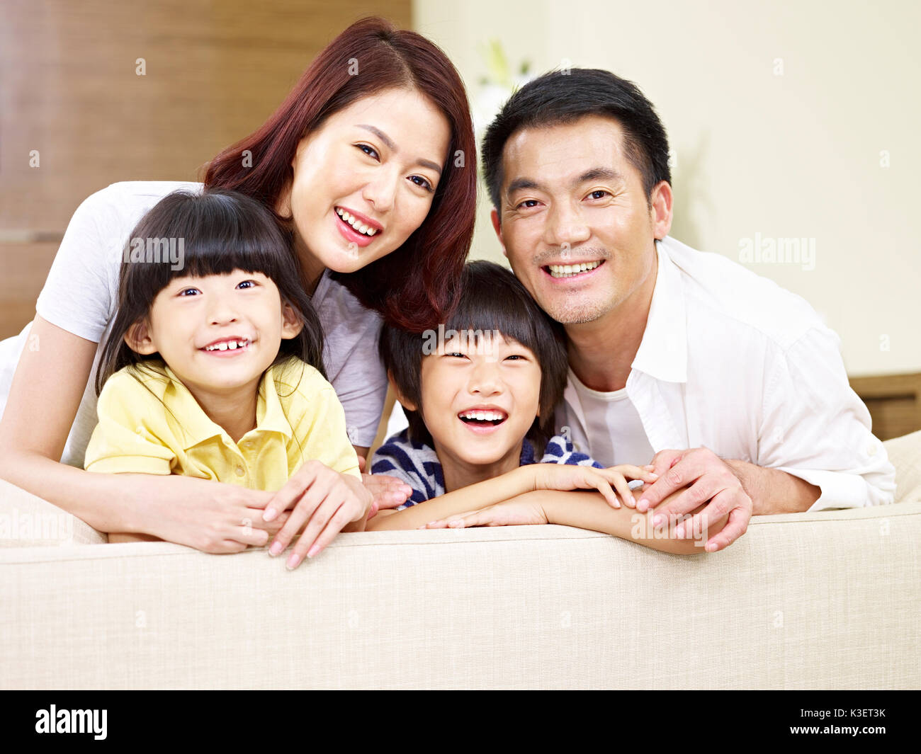 Porträt einer asiatischen Familie mit zwei Kindern, glücklich und lächelnd. Stockfoto